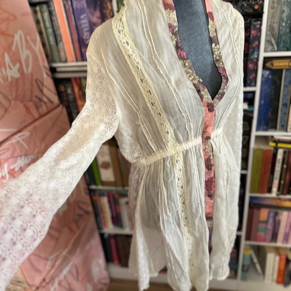 Floral Trim White Lace Tunic - Picture 5 of 12